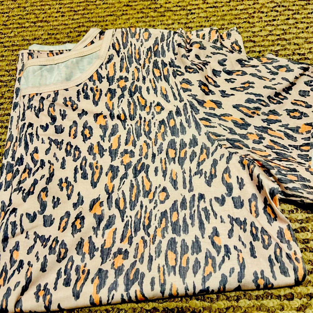 Short sleeve leopard print t shirt. Sz. L.